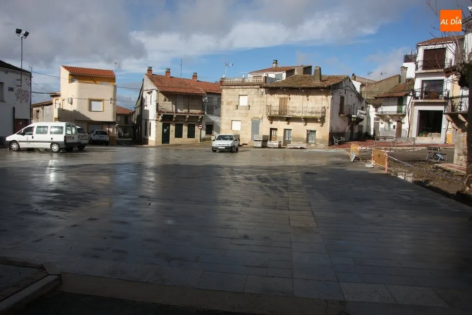 Foto 3 - La nueva Plaza de Villarino ofrece ya su nuevo aspecto con el firme de granito  
