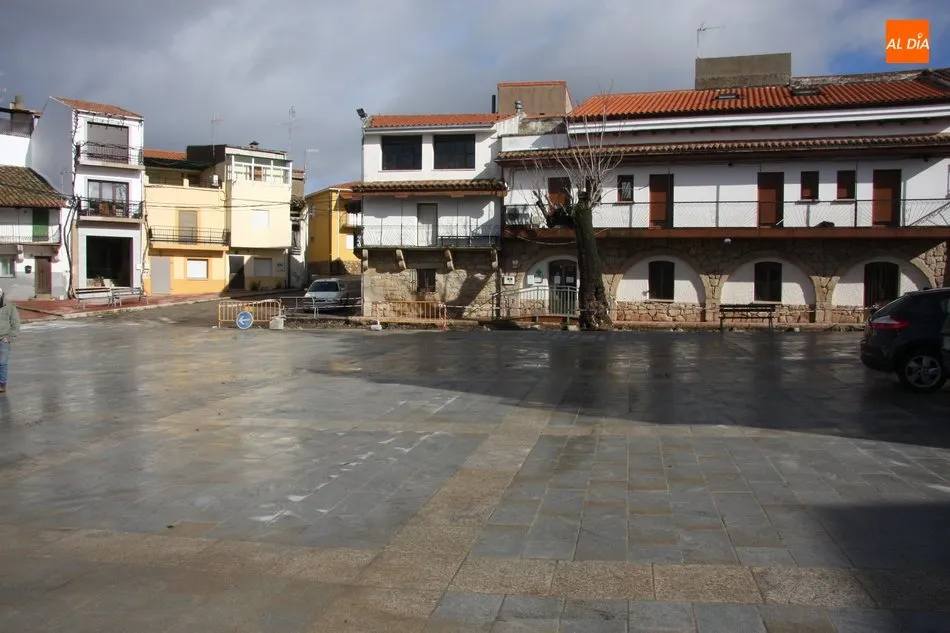 Foto 2 - La nueva Plaza de Villarino ofrece ya su nuevo aspecto con el firme de granito  