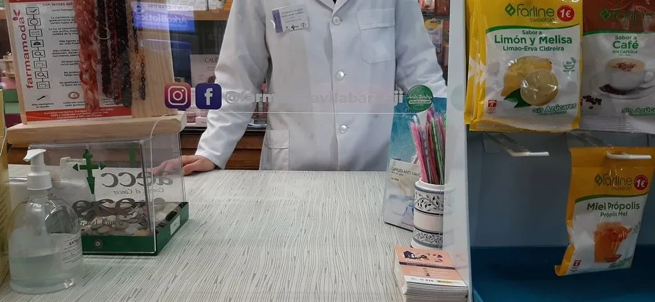 Foto 2 - Las farmacias de Salamanca participan en el reparto de las gu&iacute;as contra la violencia de g&eacute;nero