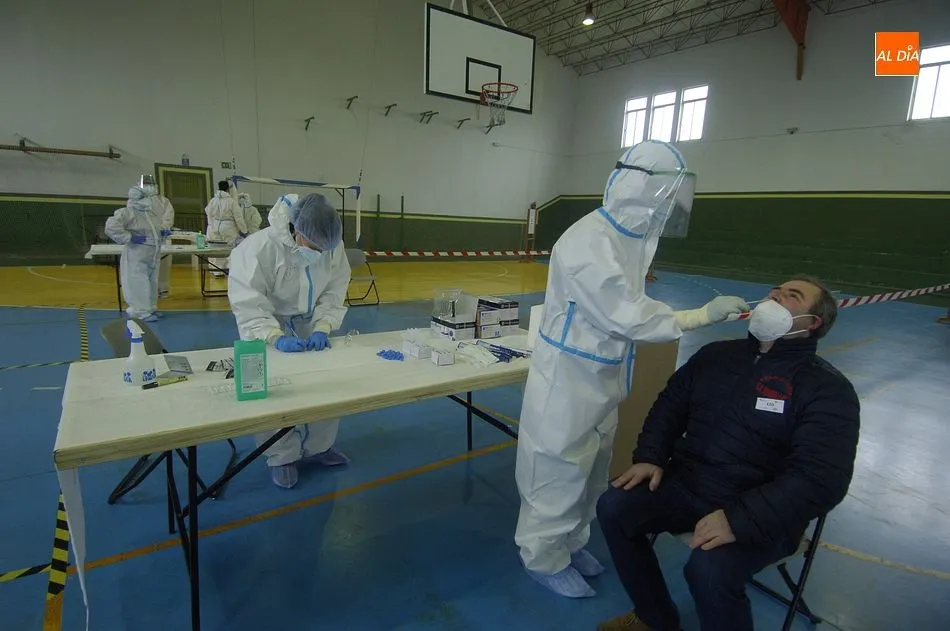 Foto 10 - Los vecinos de Sancti-Sp&iacute;ritus se someten a tests masivos en busca de casos de coronavirus  
