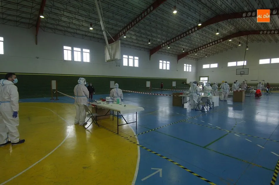 Foto 9 - Los vecinos de Sancti-Sp&iacute;ritus se someten a tests masivos en busca de casos de coronavirus  