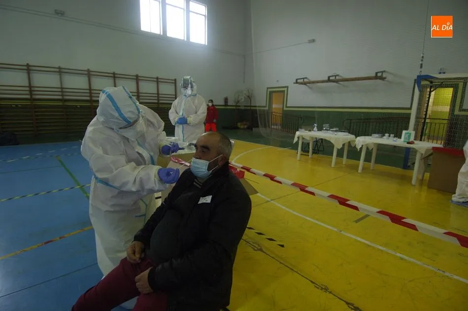 Foto 8 - Los vecinos de Sancti-Sp&iacute;ritus se someten a tests masivos en busca de casos de coronavirus  