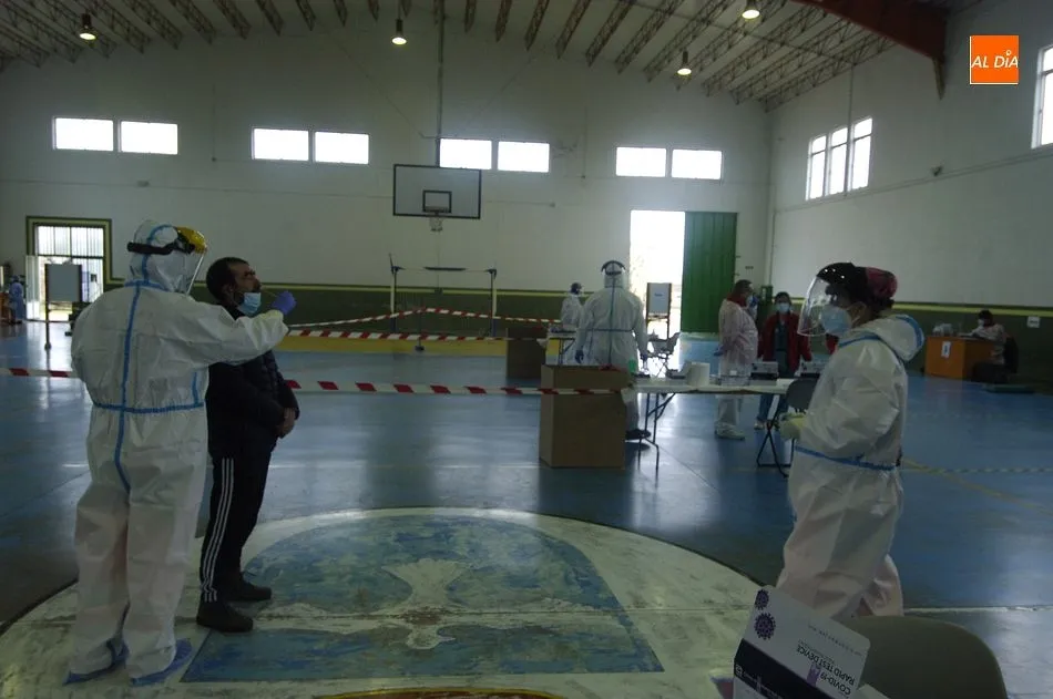 Foto 5 - Los vecinos de Sancti-Sp&iacute;ritus se someten a tests masivos en busca de casos de coronavirus  