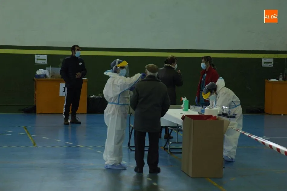 Foto 2 - Los vecinos de Sancti-Sp&iacute;ritus se someten a tests masivos en busca de casos de coronavirus  