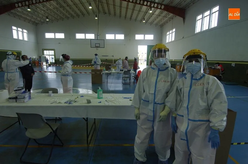 Foto 4 - Los vecinos de Sancti-Sp&iacute;ritus se someten a tests masivos en busca de casos de coronavirus  