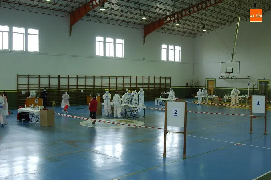 Foto 3 - Los vecinos de Sancti-Sp&iacute;ritus se someten a tests masivos en busca de casos de coronavirus  
