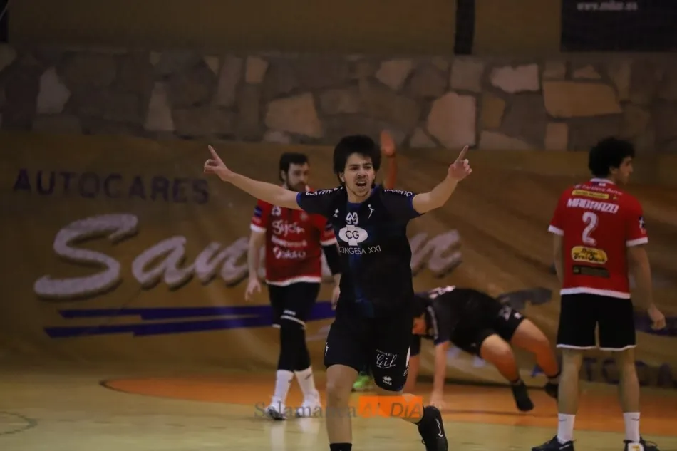 Foto 10 - El BM Salamanca tumba al Gij&oacute;n con un &lsquo;partidazo&rsquo; en casa (24-21)