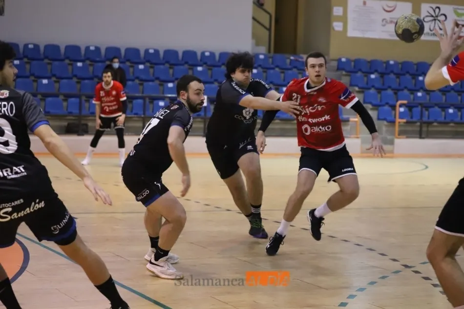 Foto 8 - El BM Salamanca tumba al Gij&oacute;n con un &lsquo;partidazo&rsquo; en casa (24-21)