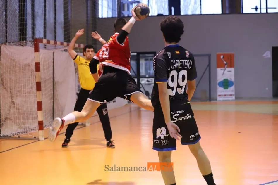 Foto 6 - El BM Salamanca tumba al Gij&oacute;n con un &lsquo;partidazo&rsquo; en casa (24-21)