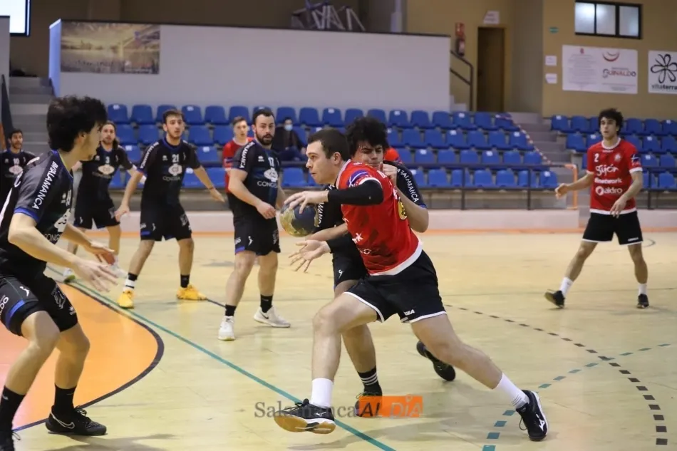 Foto 4 - El BM Salamanca tumba al Gij&oacute;n con un &lsquo;partidazo&rsquo; en casa (24-21)
