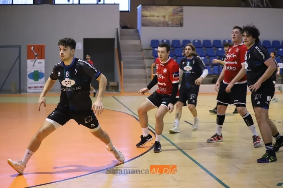 Foto 3 - El BM Salamanca tumba al Gij&oacute;n con un &lsquo;partidazo&rsquo; en casa (24-21)