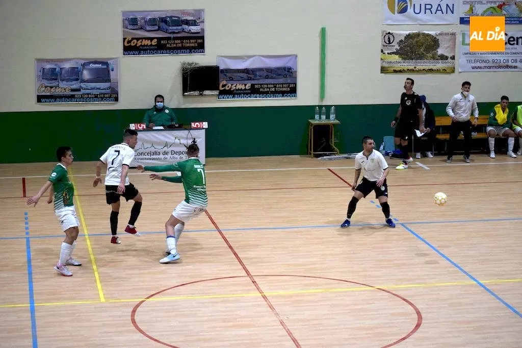 Acción del encuentro entre el Piensos Durán Albense y el Deporcyl Guardo FS / Pedro Zaballos