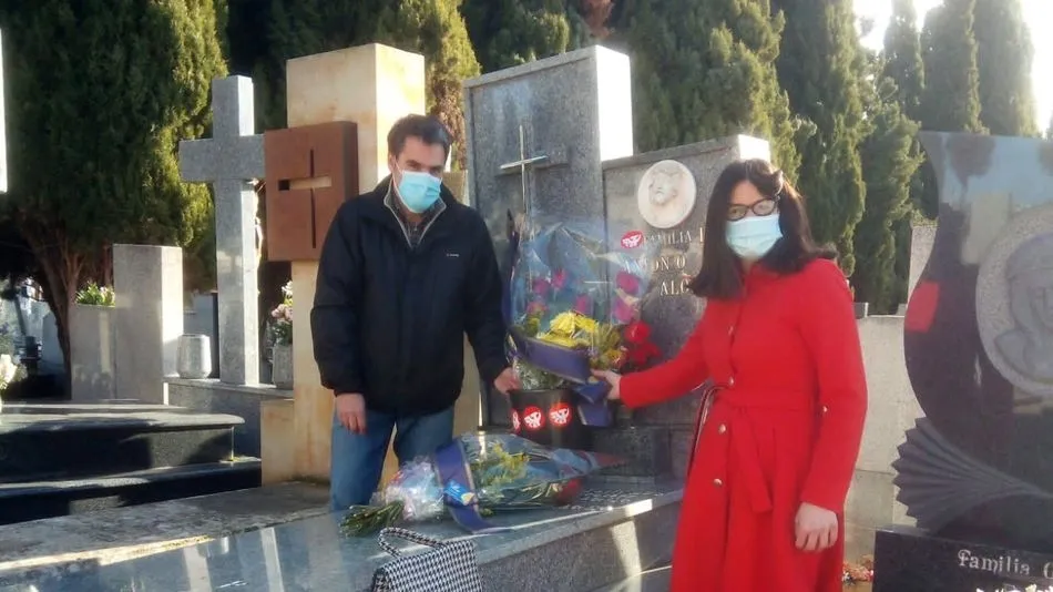 Se han llevado a cabo dos homenajes, uno en la calle que se lleva su nombre y otro en su tumba en el Cementerio de Salamanca - PCE - PCCL