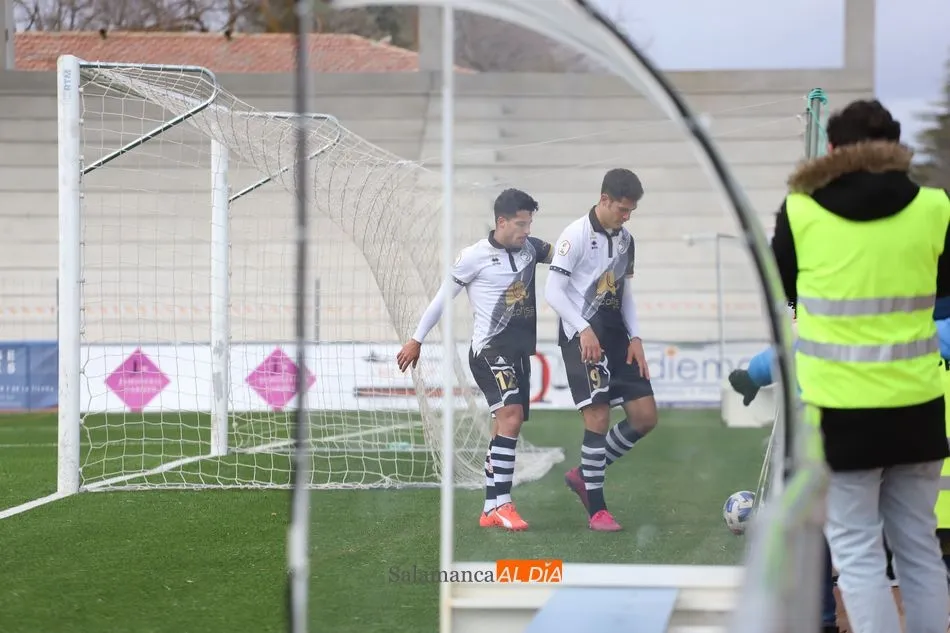 Foto 10 - Un &lsquo;Panenkazo&rsquo; de Aythami al Pontevedra lanza a Unionistas directo hacia la PRO (1-0)