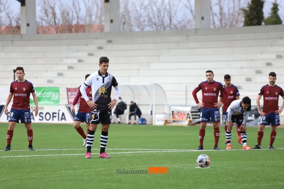 Foto 8 - Un &lsquo;Panenkazo&rsquo; de Aythami al Pontevedra lanza a Unionistas directo hacia la PRO (1-0)