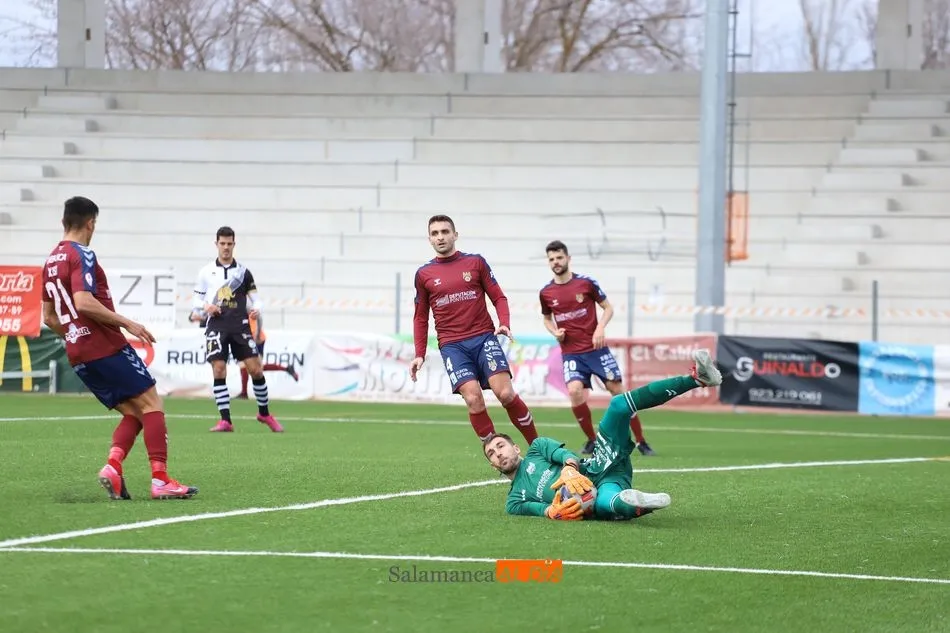 Foto 5 - Un &lsquo;Panenkazo&rsquo; de Aythami al Pontevedra lanza a Unionistas directo hacia la PRO (1-0)