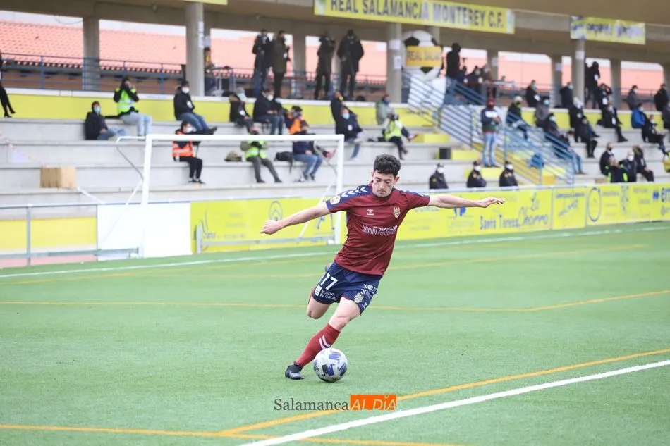 Foto 4 - Un &lsquo;Panenkazo&rsquo; de Aythami al Pontevedra lanza a Unionistas directo hacia la PRO (1-0)