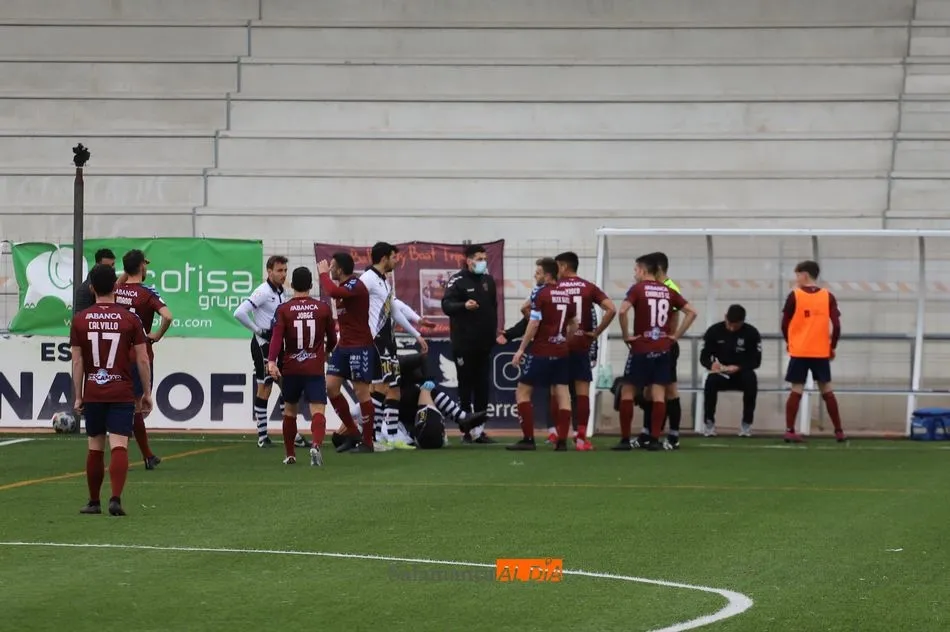 Foto 3 - Un &lsquo;Panenkazo&rsquo; de Aythami al Pontevedra lanza a Unionistas directo hacia la PRO (1-0)