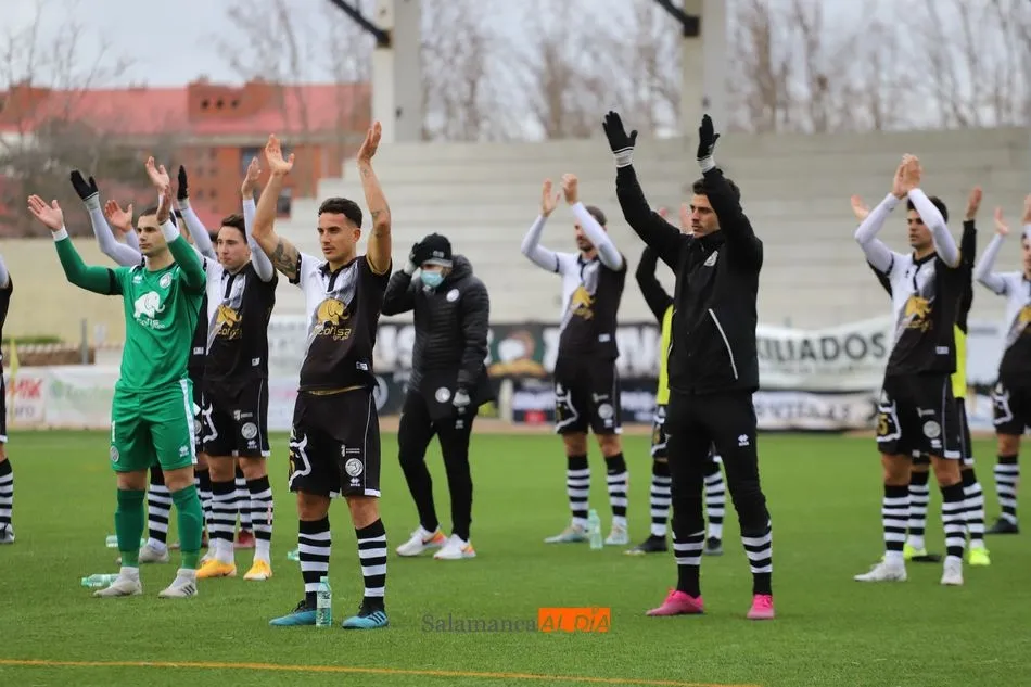 Foto 2 - Un &lsquo;Panenkazo&rsquo; de Aythami al Pontevedra lanza a Unionistas directo hacia la PRO (1-0)