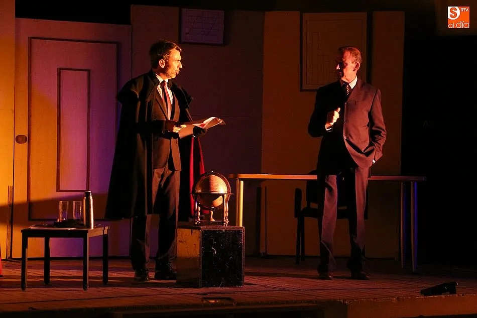 Miembros de Cateja Teatro en una representación teatral en Fuentes de Béjar - Archivo