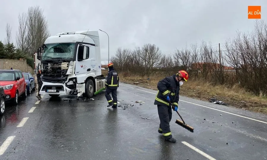 Foto 5 - Aparatosa colisi&oacute;n de tres camiones en el acceso a Pe&ntilde;aranda por la N-501