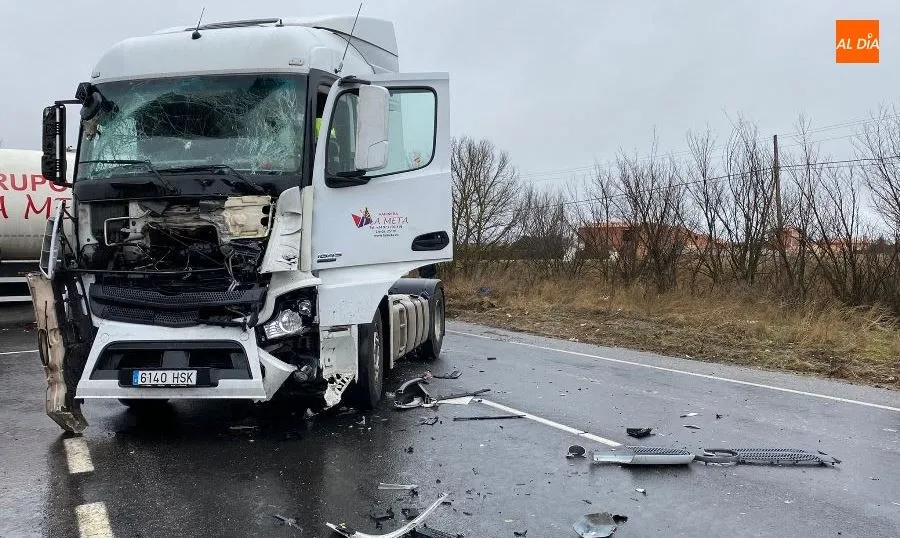 Foto 4 - Aparatosa colisi&oacute;n de tres camiones en el acceso a Pe&ntilde;aranda por la N-501