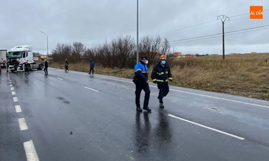 Foto 2 - Aparatosa colisi&oacute;n de tres camiones en el acceso a Pe&ntilde;aranda por la N-501