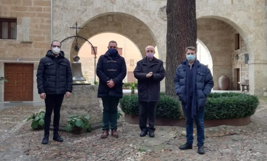 Varios alumnos de Derecho Canónico de la Pontificia visitan a Jesús García Burillo  
