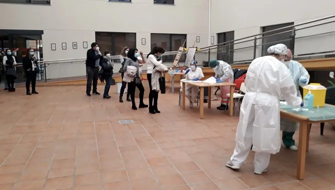 La segunda dosis de la vacuna frente al coronavirus era administrada este lunes en la residencia San Pedro