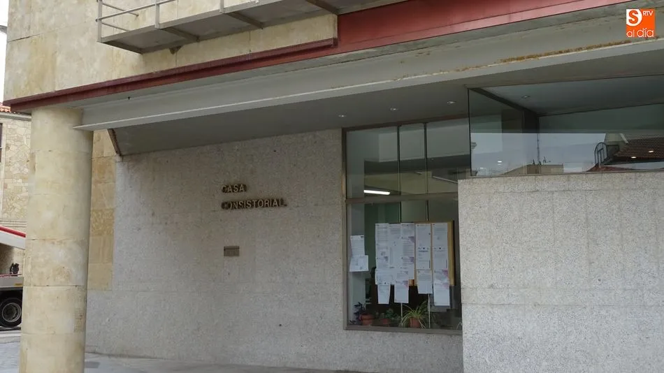 Entrada al Ayuntamiento de Villamayor. Foto de archivo