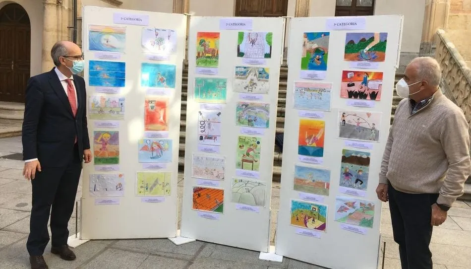 Trabajos premiados en la edición 2020 con el presidente de la Diputación y diputado de educación y deportes, sin presencia de los alumnos premiados por la COVID-19