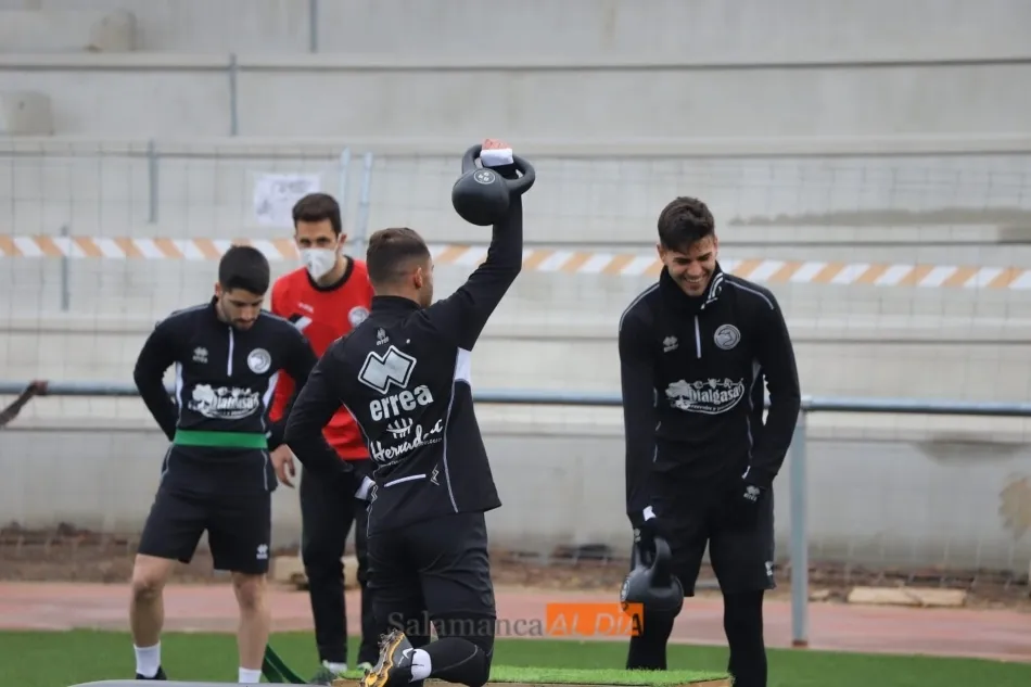 Foto 2 - Unionistas vuelve a los entrenamientos con los cinco sentidos puestos en el Deportivo de La Coru&ntilde;a ...