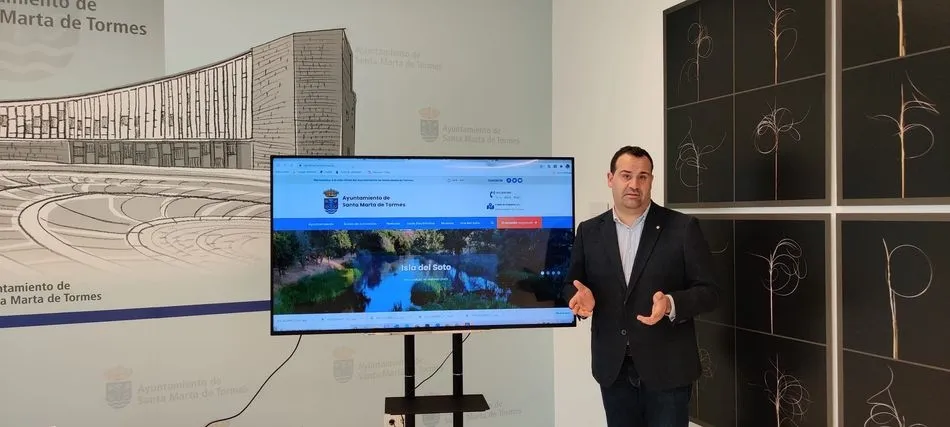 El alcalde, David Mingo, presentando la nueva web municipal de Santa Marta de Tormes