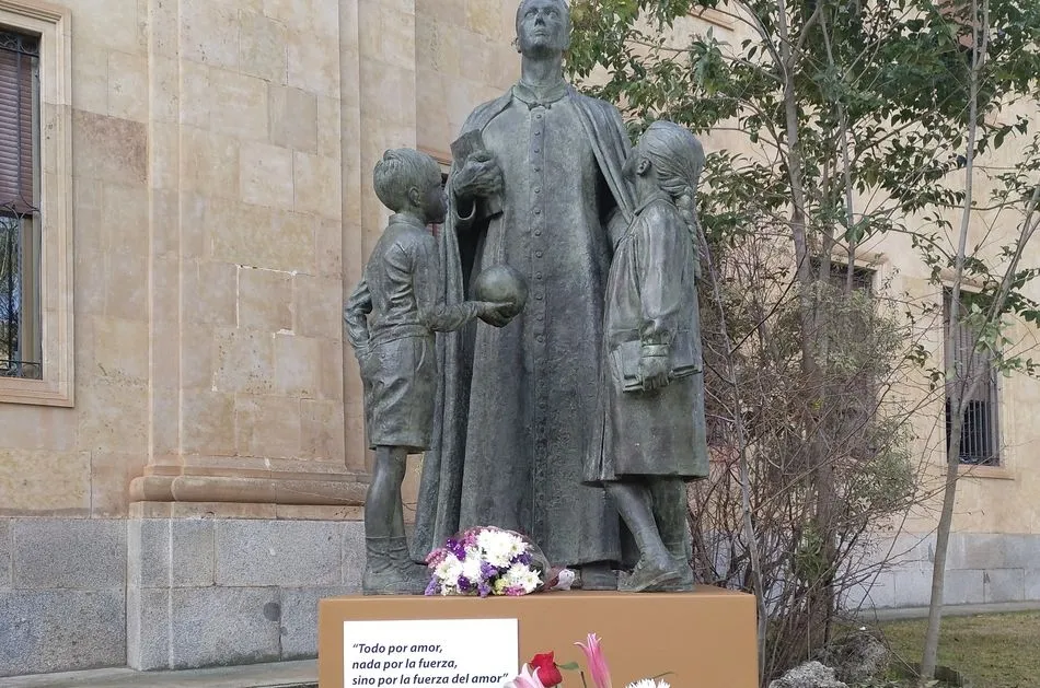 Estatua en honor a San Enrique de Ossó