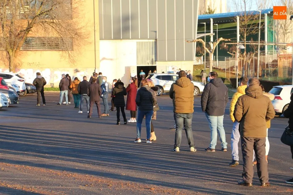 Colas a la entrada del pabellón guijuelense para el cribado masivo - K.R.