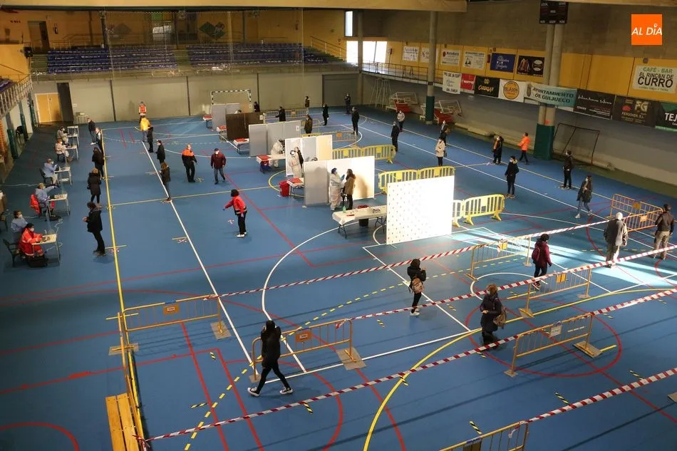 Foto 8 - Largas colas en el inicio del cribado de Guijuelo