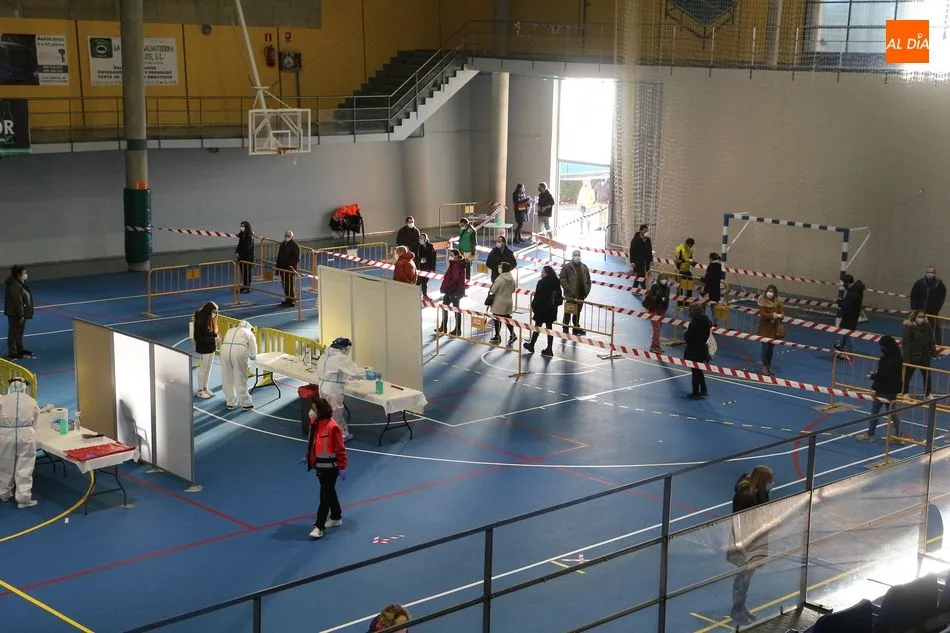 Foto 5 - Largas colas en el inicio del cribado de Guijuelo