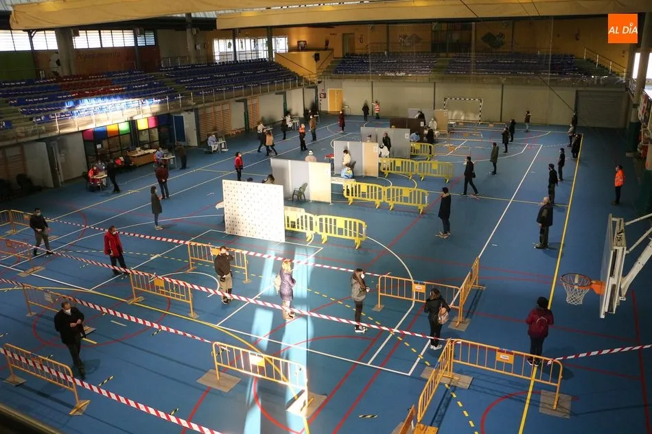 Foto 4 - Largas colas en el inicio del cribado de Guijuelo
