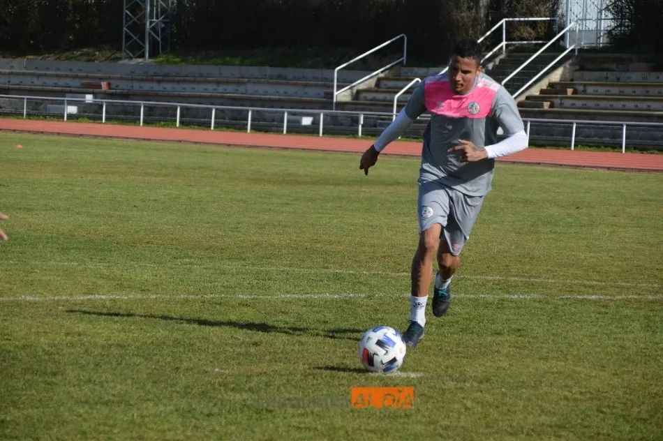 Foto 11 - Ernest da el susto y se retira del entrenamiento del Salamanca UDS por un fuerte golpe en el tobillo