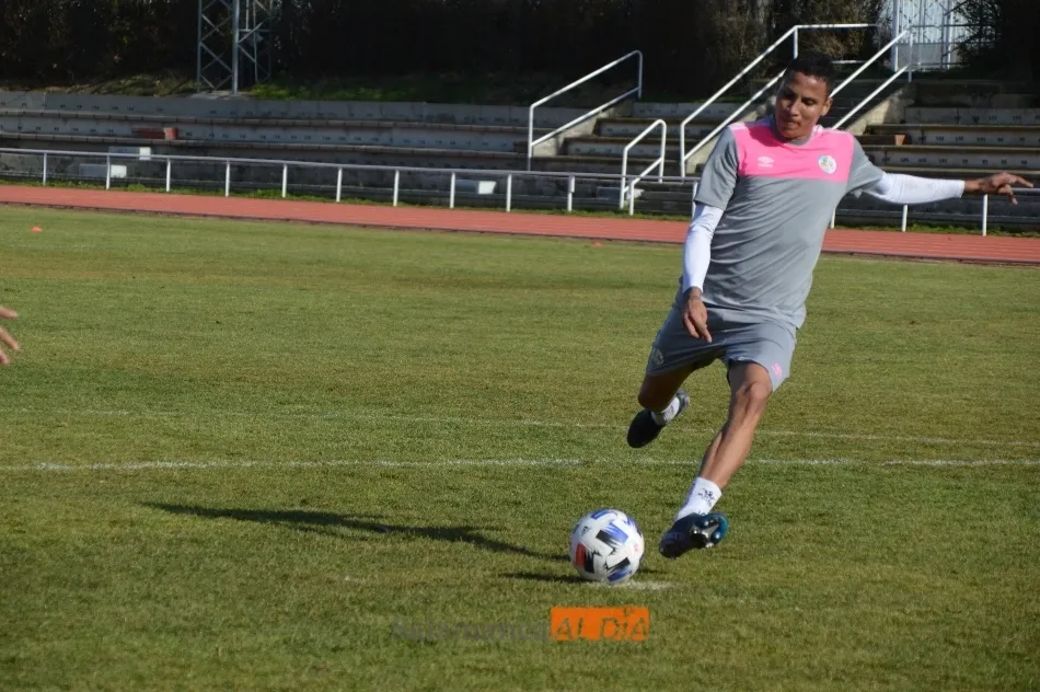 Foto 9 - Ernest da el susto y se retira del entrenamiento del Salamanca UDS por un fuerte golpe en el tobillo