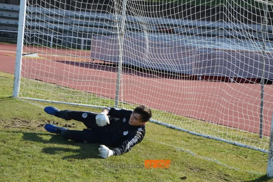 Foto 8 - Ernest da el susto y se retira del entrenamiento del Salamanca UDS por un fuerte golpe en el tobillo