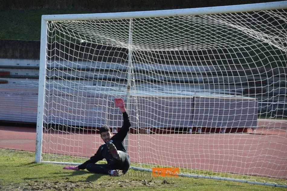 Foto 7 - Ernest da el susto y se retira del entrenamiento del Salamanca UDS por un fuerte golpe en el tobillo