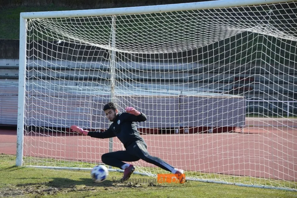 Foto 6 - Ernest da el susto y se retira del entrenamiento del Salamanca UDS por un fuerte golpe en el tobillo