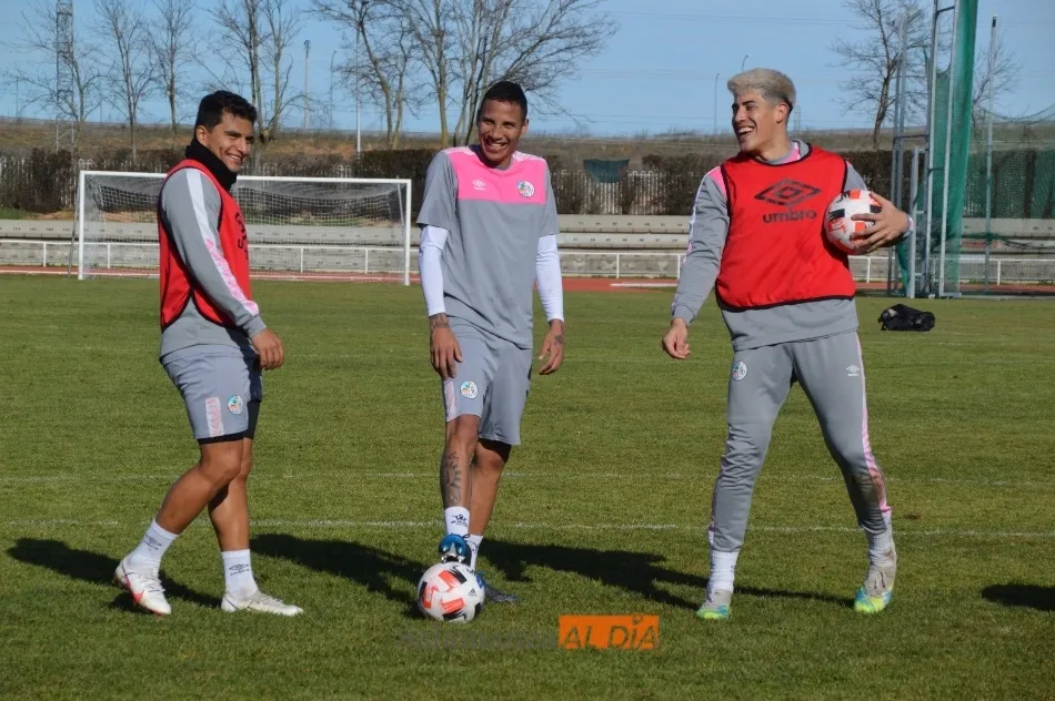 Foto 5 - Ernest da el susto y se retira del entrenamiento del Salamanca UDS por un fuerte golpe en el tobillo