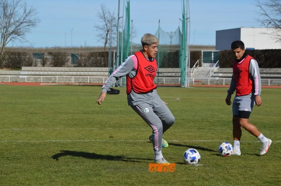 Foto 4 - Ernest da el susto y se retira del entrenamiento del Salamanca UDS por un fuerte golpe en el tobillo