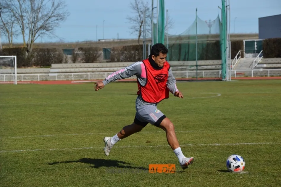 Foto 3 - Ernest da el susto y se retira del entrenamiento del Salamanca UDS por un fuerte golpe en el tobillo
