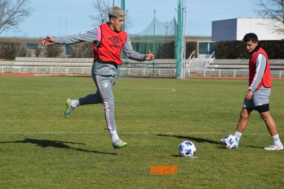 Foto 2 - Ernest da el susto y se retira del entrenamiento del Salamanca UDS por un fuerte golpe en el tobillo