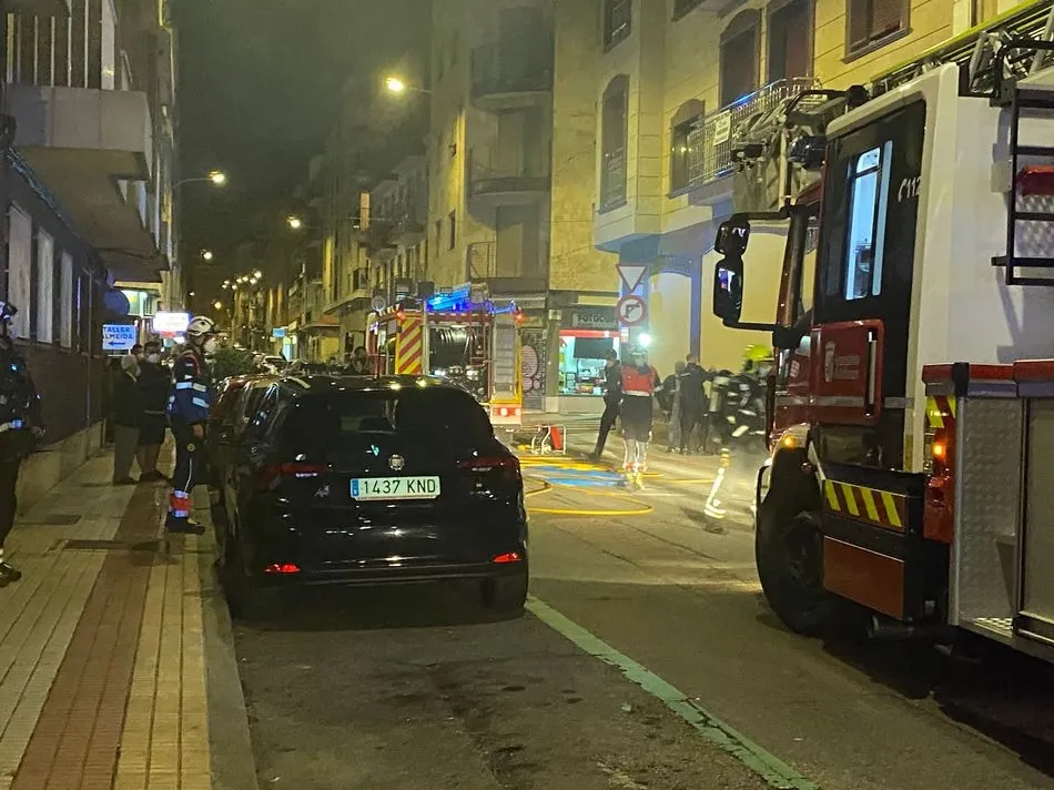 Foto 3 - Susto en la calle Fernando de Rojas por el incendio en un garaje&nbsp;