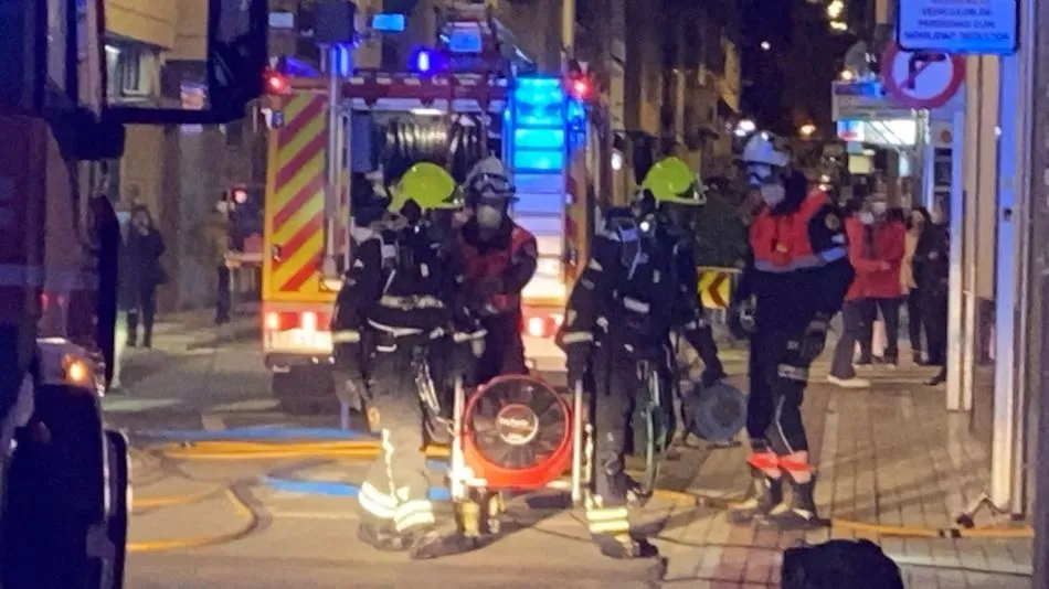 Foto 2 - Susto en la calle Fernando de Rojas por el incendio en un garaje&nbsp;