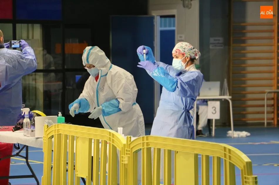 Técnicos del Sacyl realizando las pruebas en la jornada de hoy en Guijuelo - K.R.